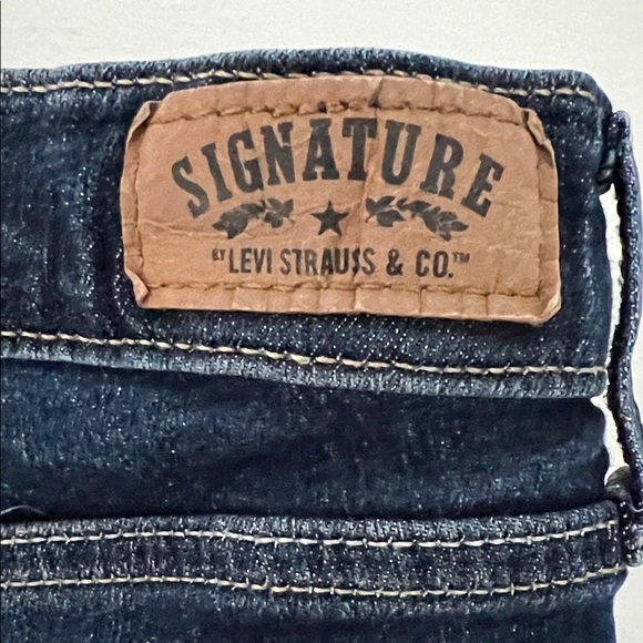 Signature by Levi Strauss Curvy Straight Leg Jeans in Dark Blue Wash Size 12 - Picture 6 of 15